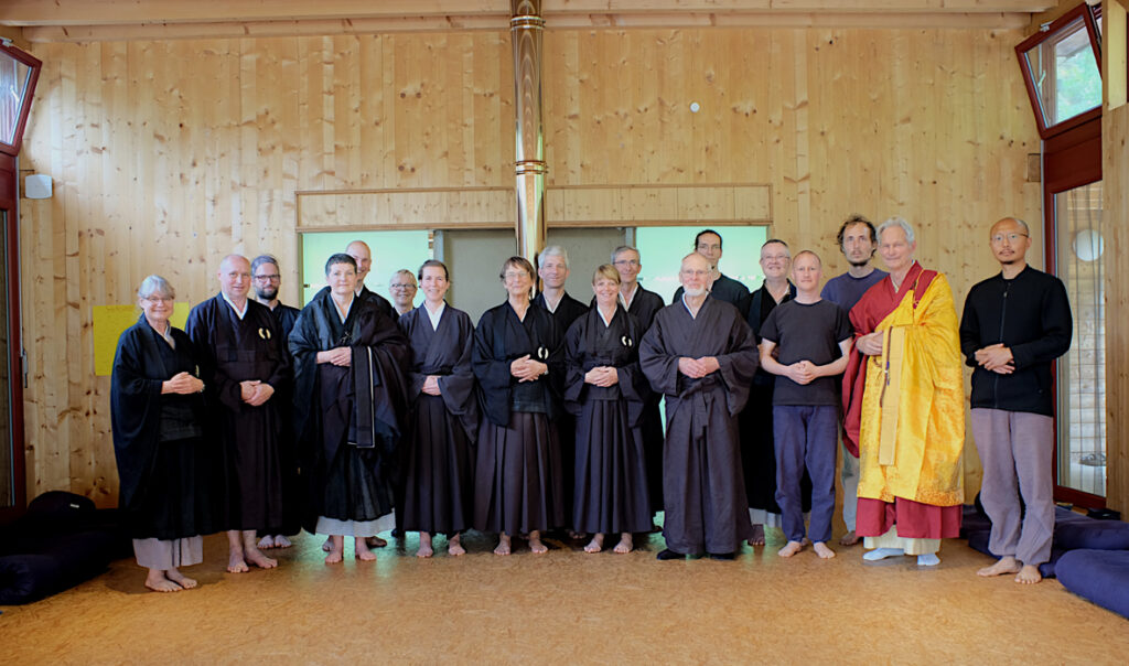 Während des Pfingst-Sesshin hat Johanna ihre Ordination zur Zen-Nonne im To Gen Ji in Steyerberg empfangen.